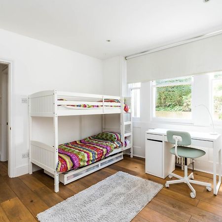 Fantastic 3 Bedroom Flat West Hampstead Лондон Екстериор снимка