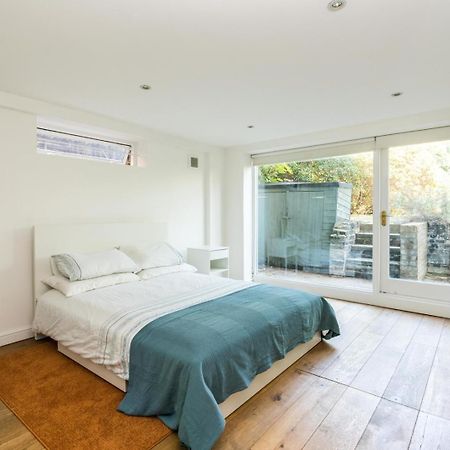 Fantastic 3 Bedroom Flat West Hampstead Лондон Екстериор снимка