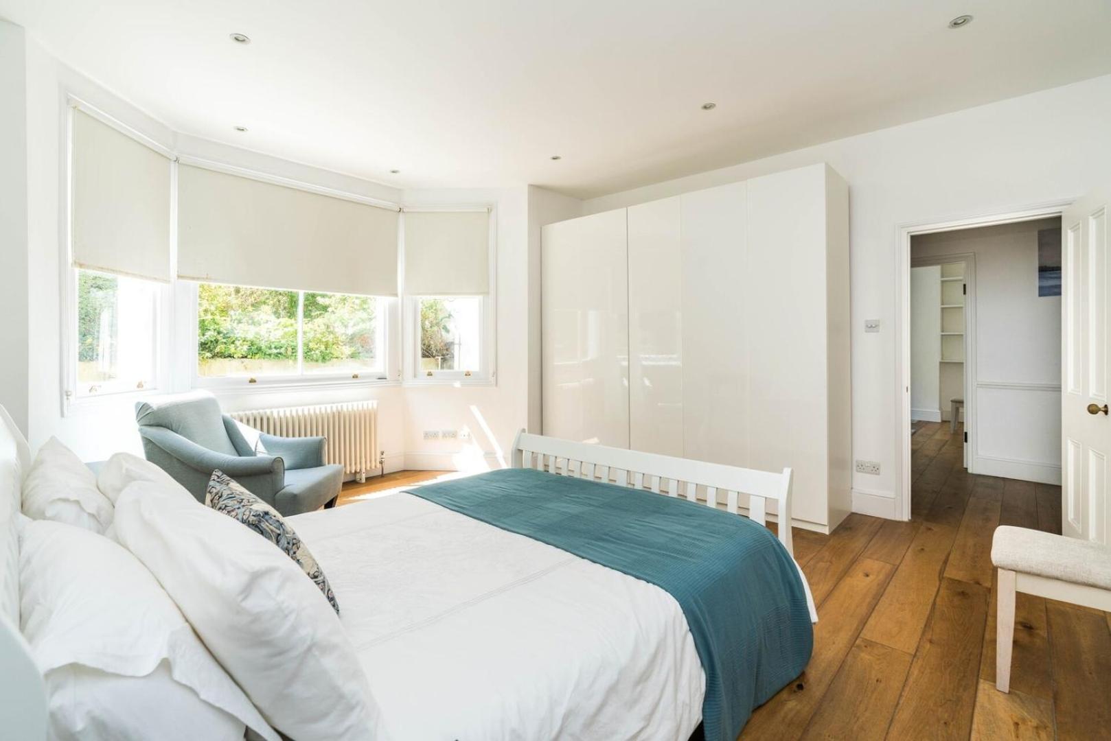 Fantastic 3 Bedroom Flat West Hampstead Лондон Екстериор снимка