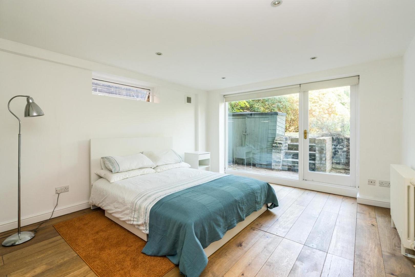 Fantastic 3 Bedroom Flat West Hampstead Лондон Екстериор снимка