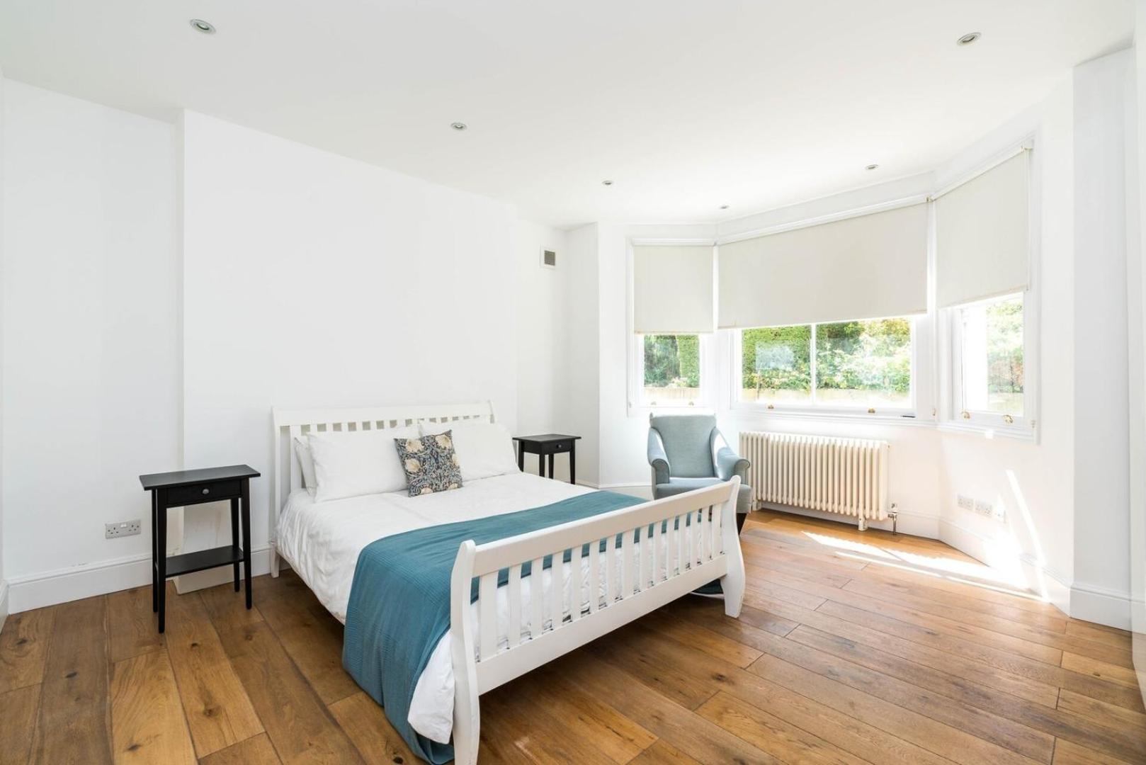 Fantastic 3 Bedroom Flat West Hampstead Лондон Екстериор снимка