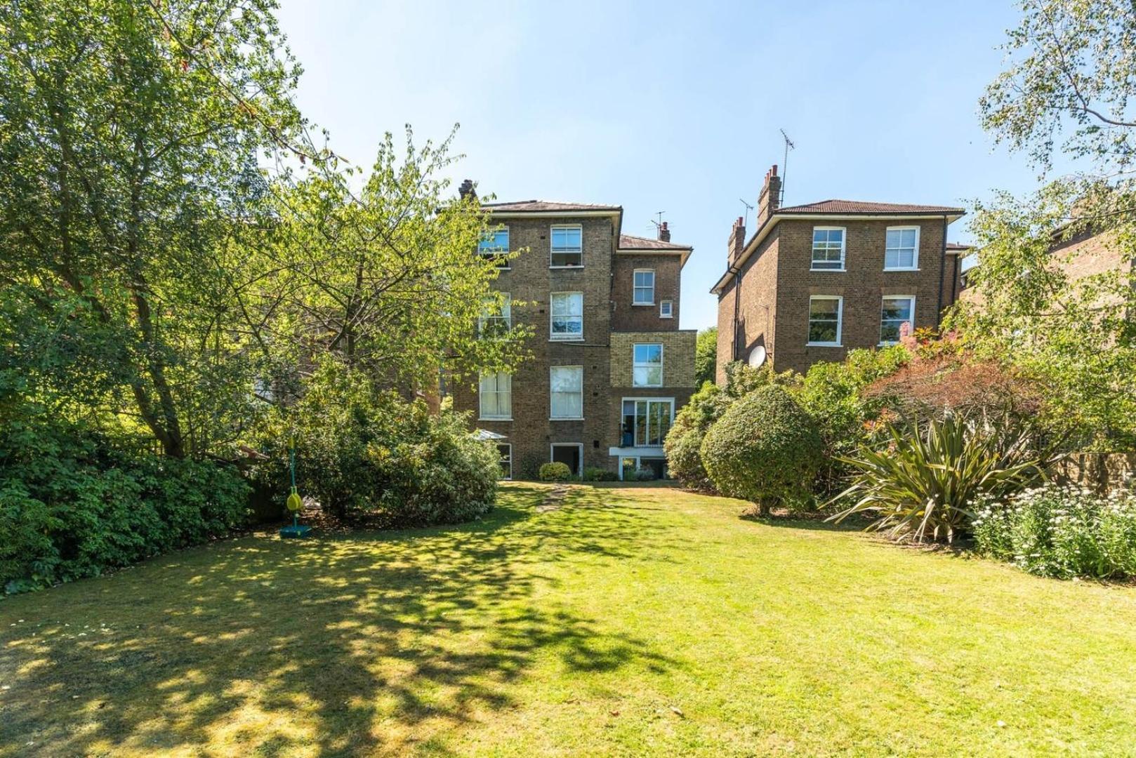 Fantastic 3 Bedroom Flat West Hampstead Лондон Екстериор снимка